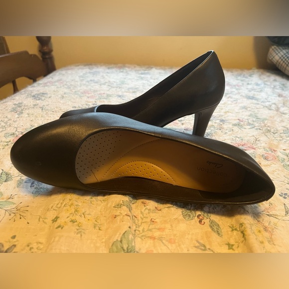 Black Clark heels - Picture 3 of 6